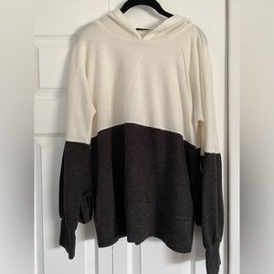 Ladies light weight sweater, hoodie with pockets size large